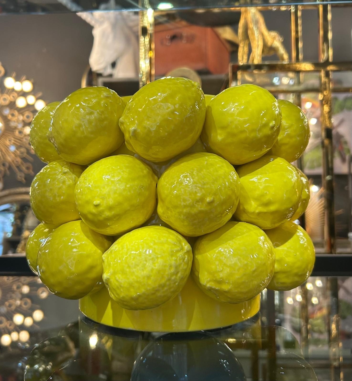 Vase en céramique orné de citrons jaunes en relief