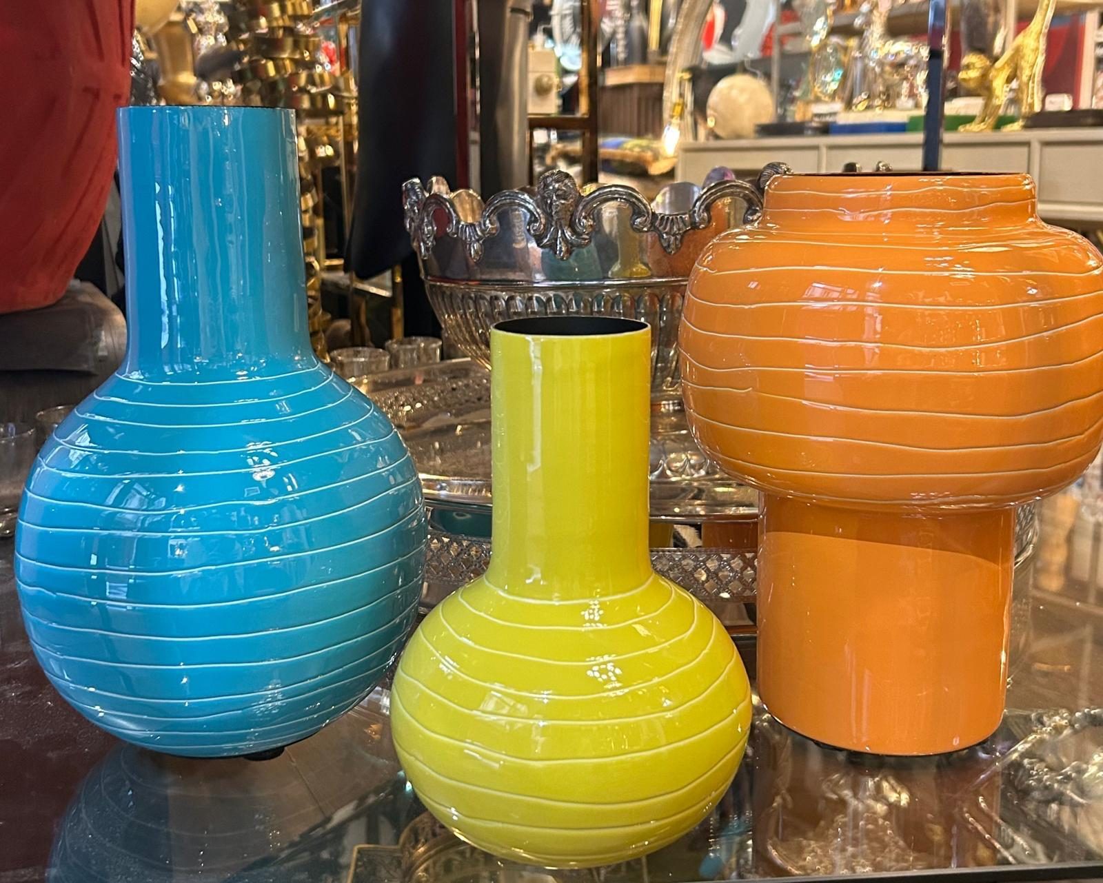 Lampes en verre soufflé bleu, jaune et orange alignées
