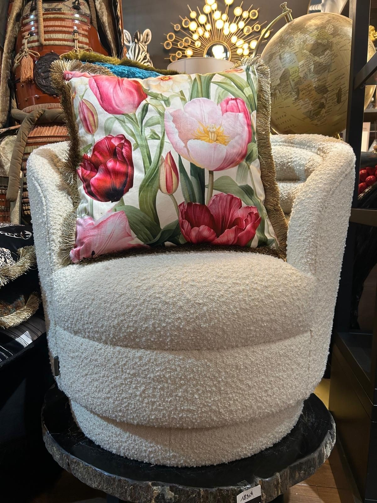 Fauteuil en tissu bouclé crème avec coussin fleuri aux tulipes