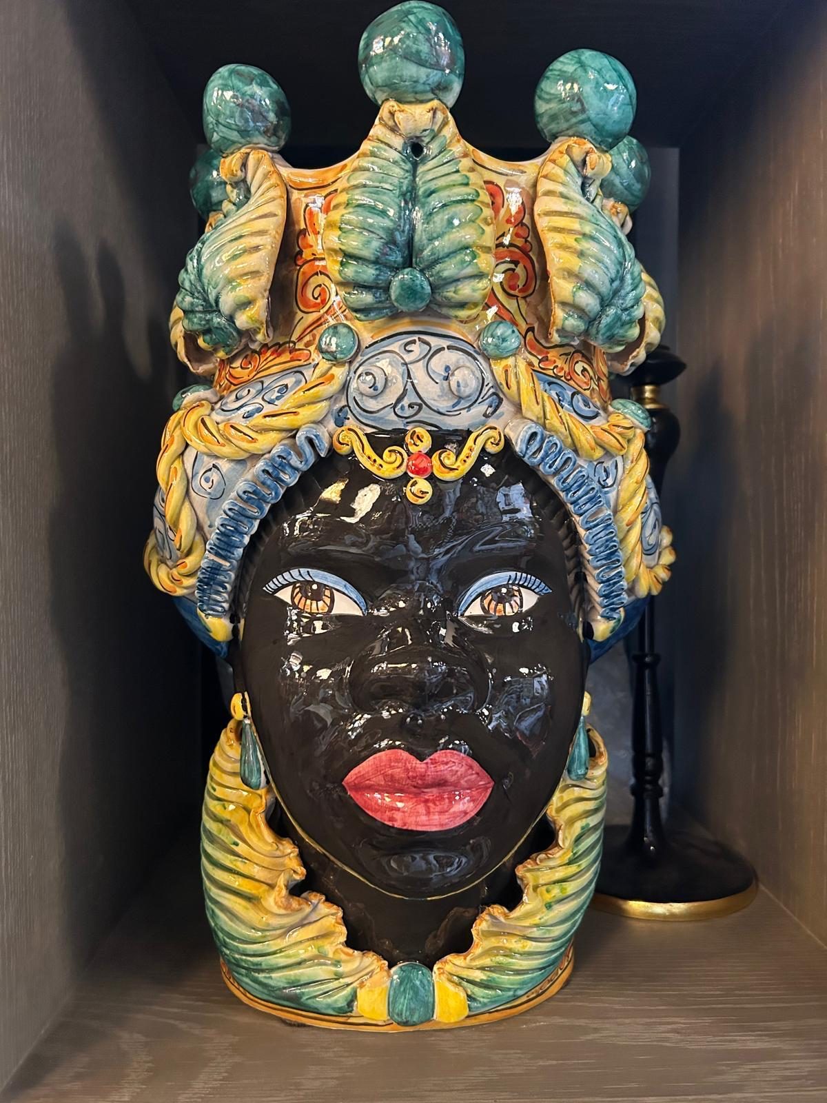 Tête sicilienne en céramique noire, couronne peinte de couleurs vives
