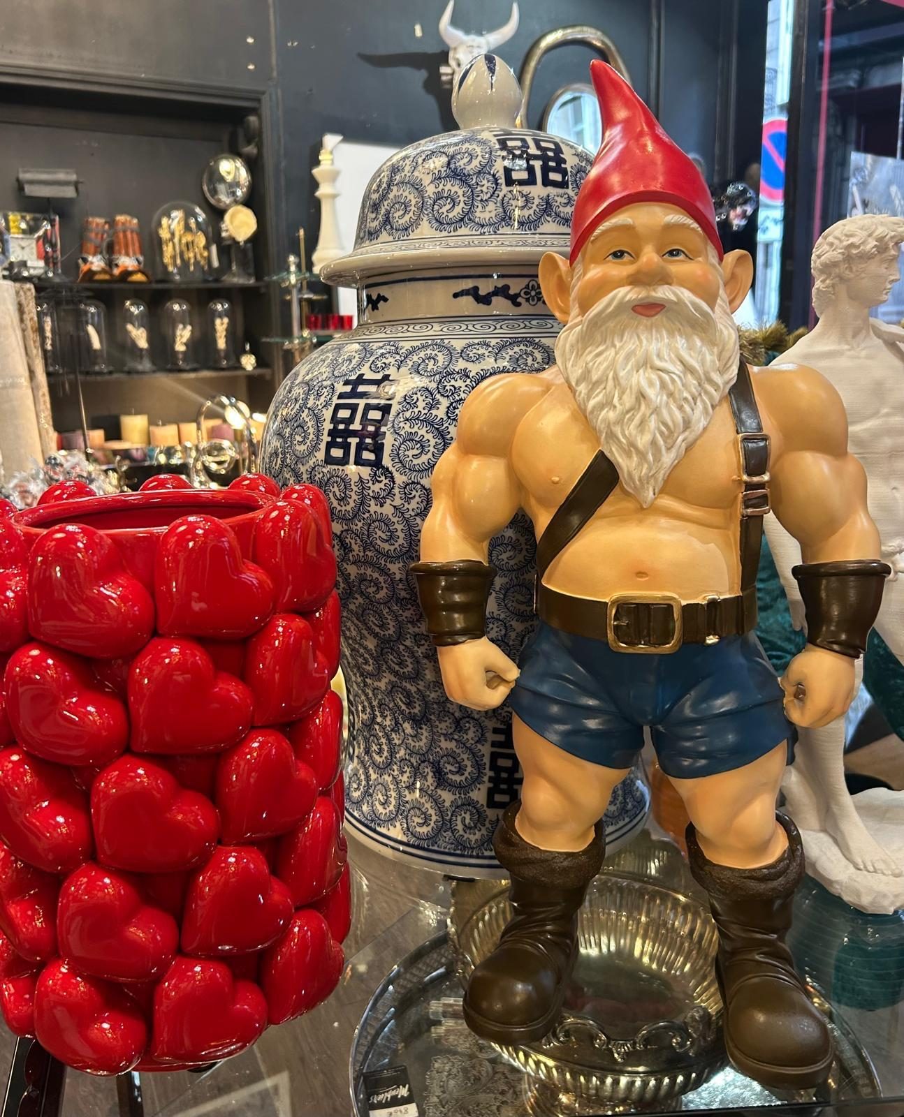 Potiches et vases en porcelaine bleue et rouge dans le style chinoiserie