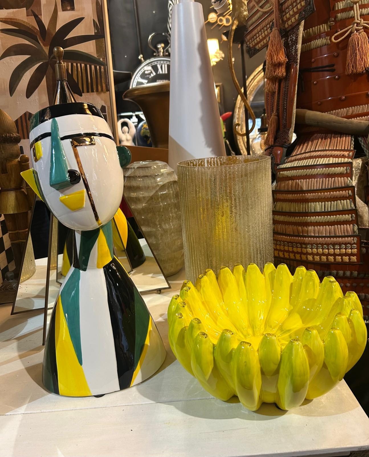 Vases sculptures aux visages stylisés façon Picasso, sur fond doré