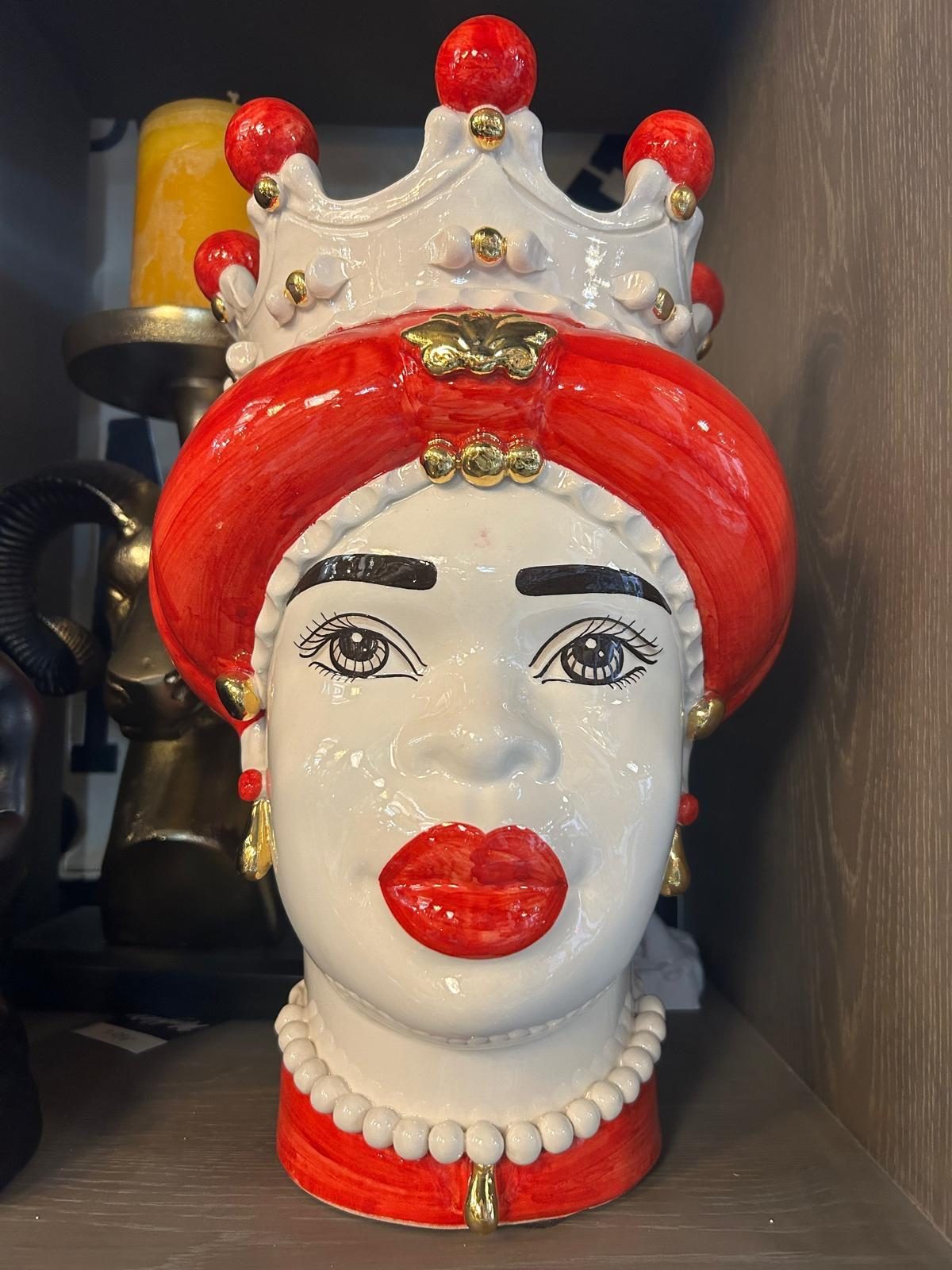 Tête sicilienne en céramique peinte à la main, turban rouge et détails dorés