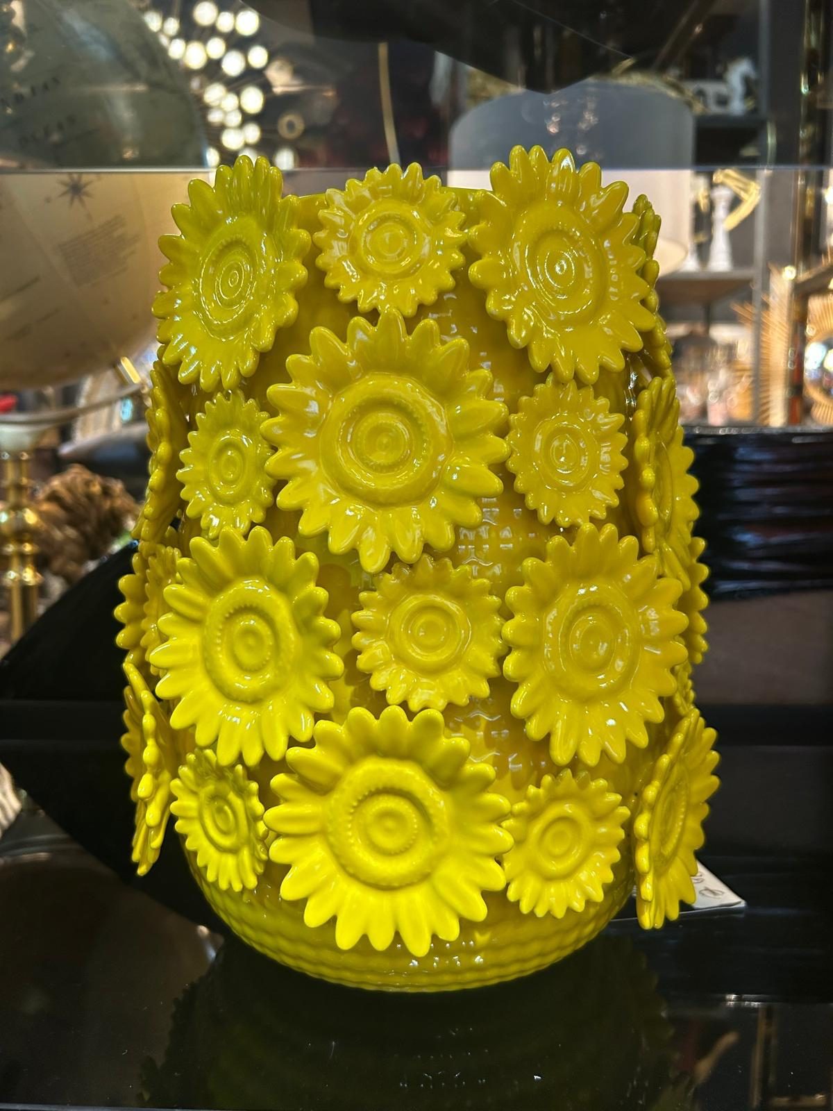 Vase en faïence orné de tournesols jaunes en relief
