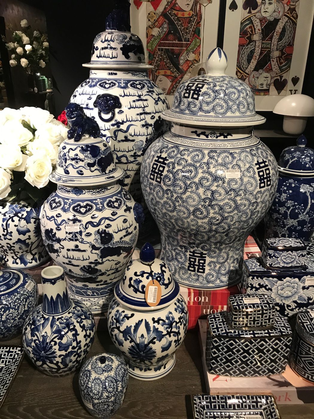 Potiches en porcelaine bleue et blanche garnies de pivoines