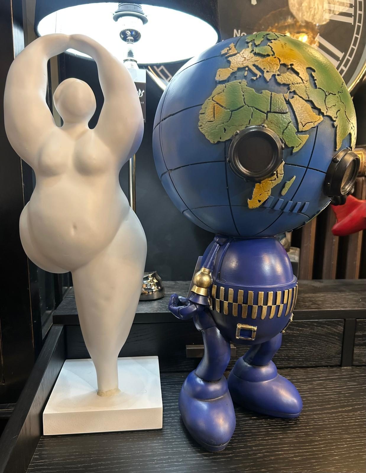 Sculpture d'un buste féminin en résine blanche, pièce d'art
