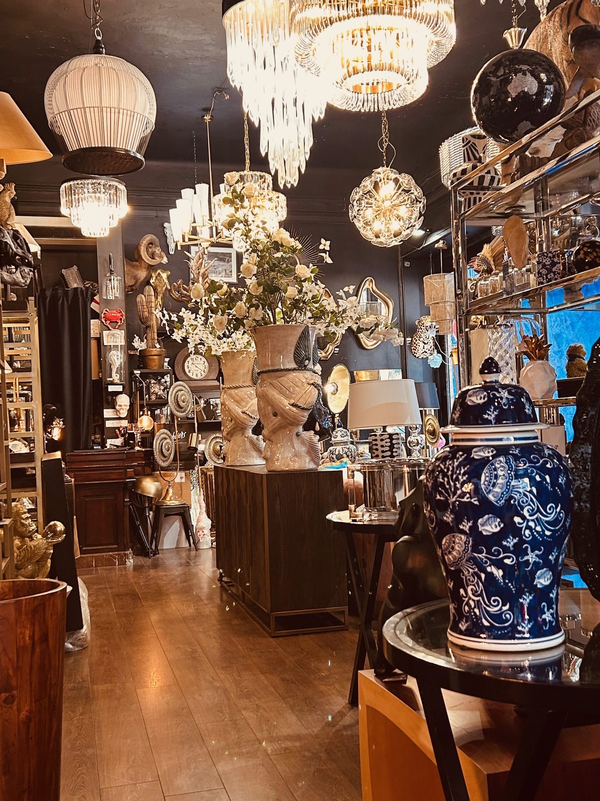 Intérieur du showroom Meubliers Marseille : lampes, potiches et objets rares mis en scène